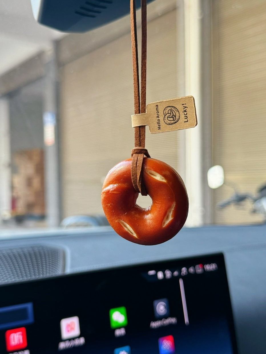 Bread pretzel keycharm pendant X3044