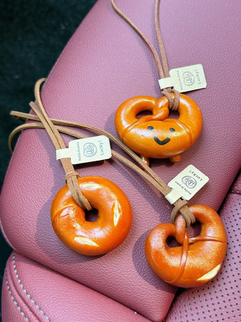 Bread pretzel keycharm pendant X3044