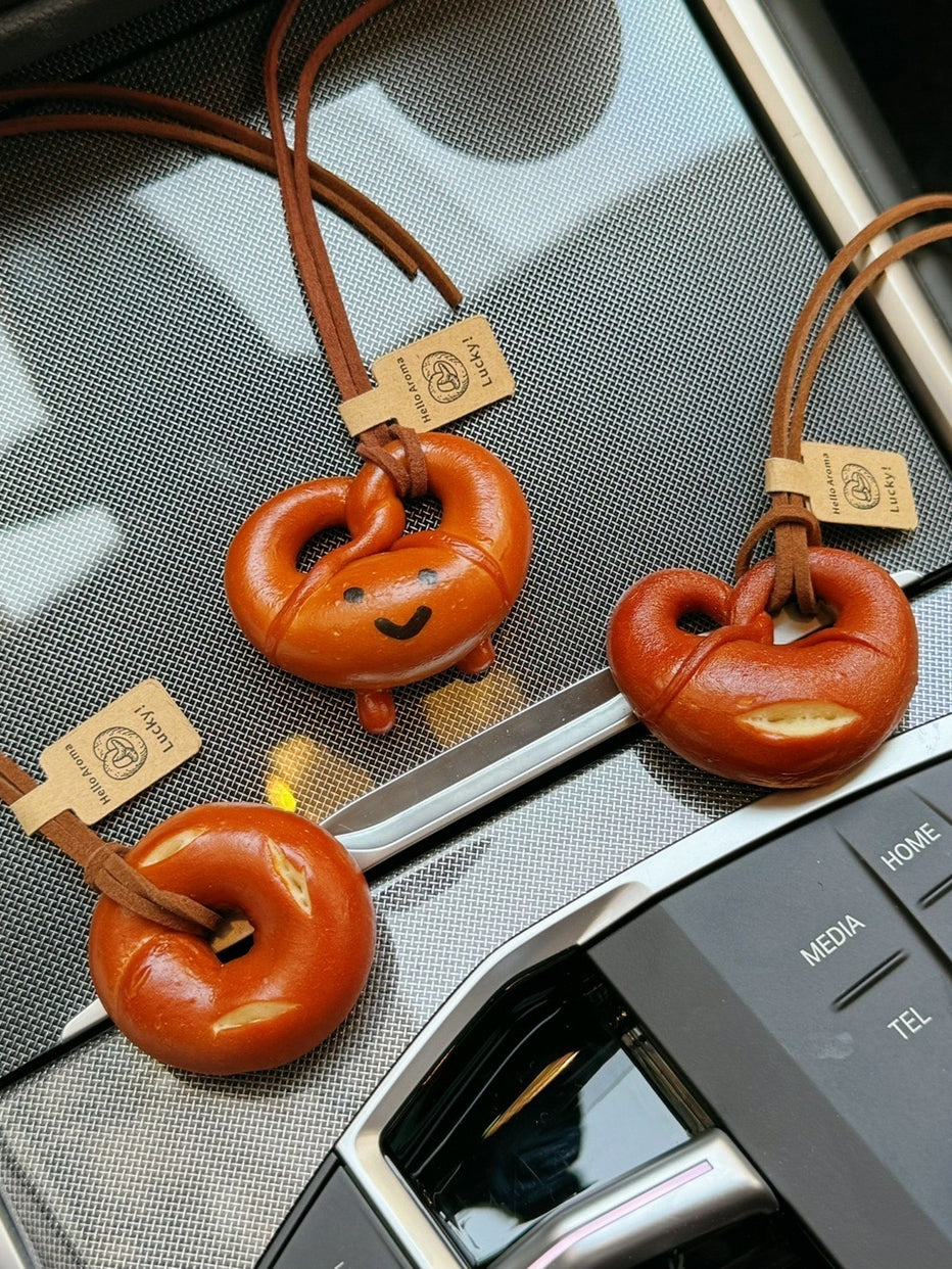 Bread pretzel keycharm pendant X3044