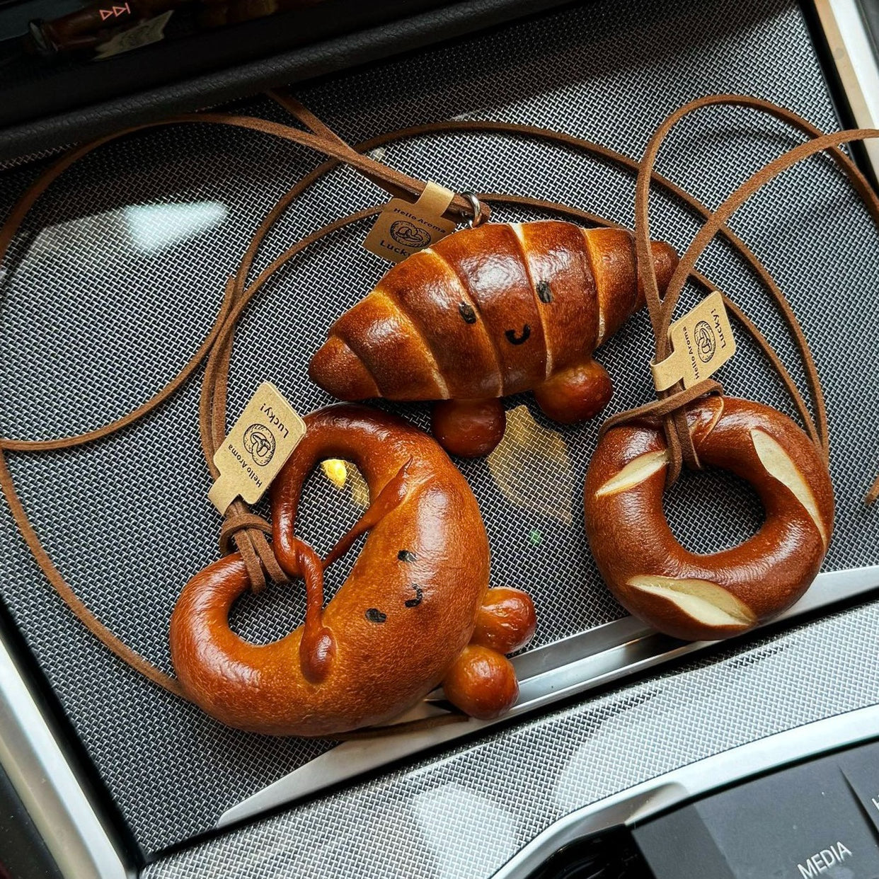 Bread pretzel keycharm pendant　X3044