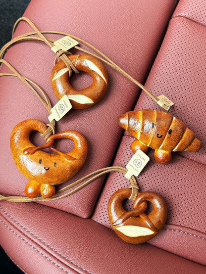 Bread pretzel keycharm pendant　X3044