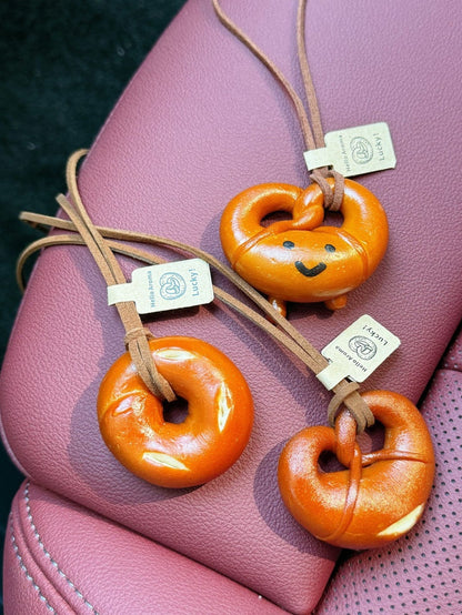 Bread pretzel keycharm pendant　X3044