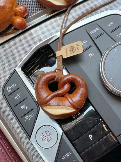 Bread pretzel keycharm pendant　X3044