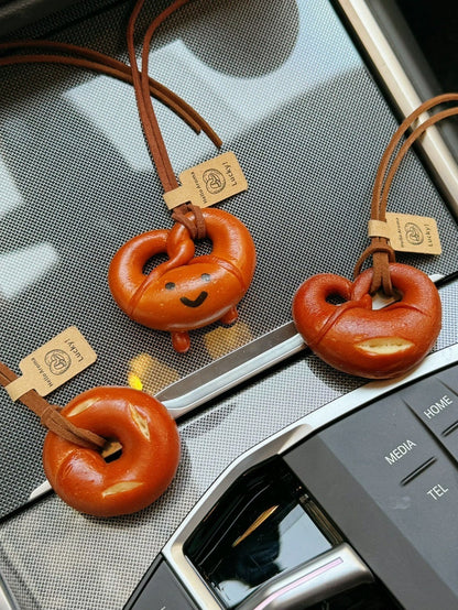 Bread pretzel keycharm pendant　X3044