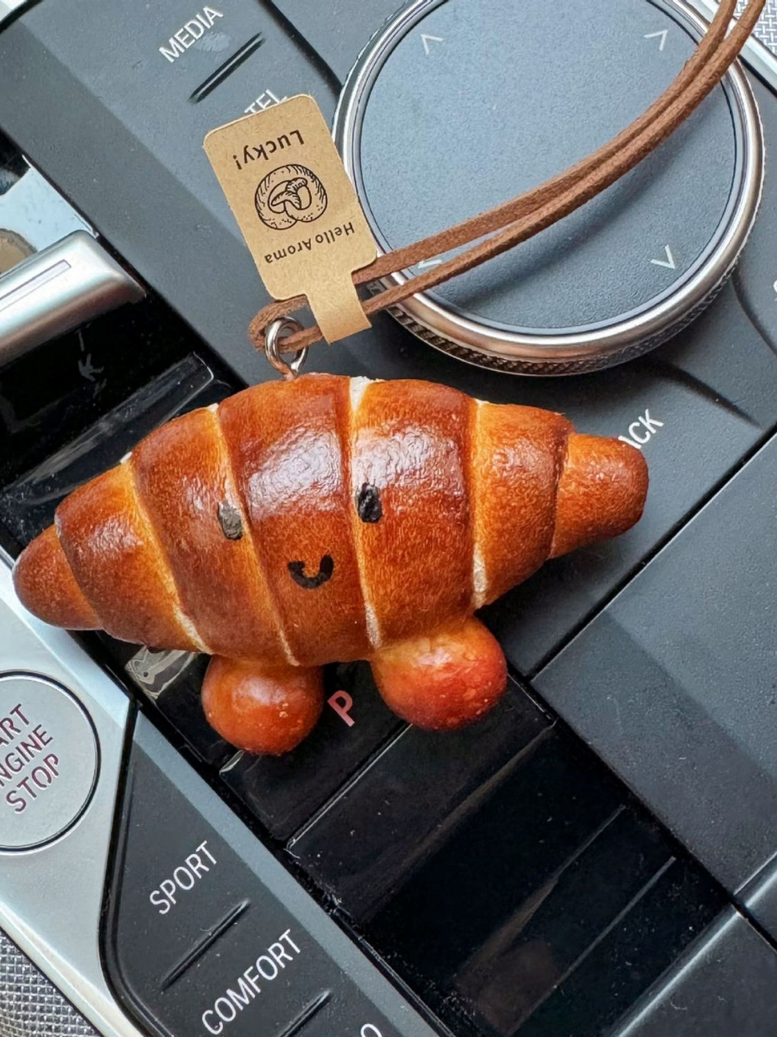 Bread pretzel keycharm pendant　X3044