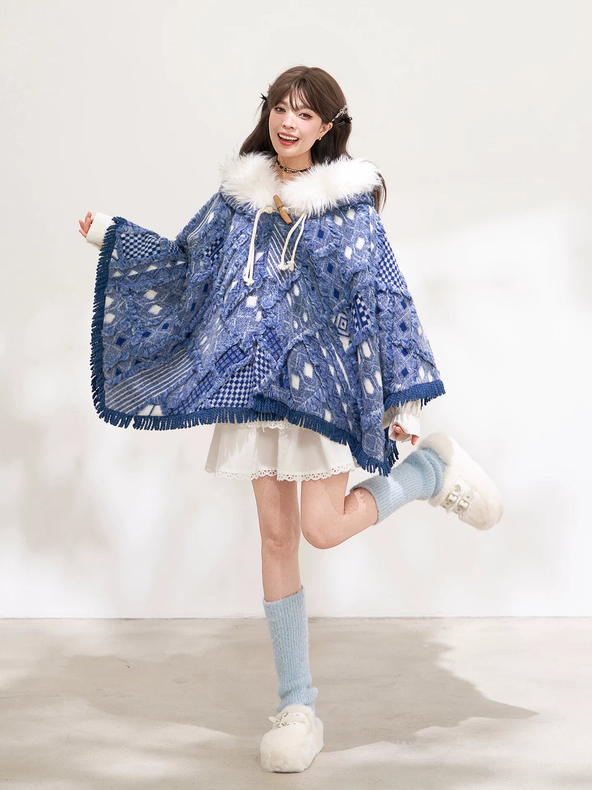 KEIKO(ヘビーウェイトフリース裏地付き)ラージウールカラーフード付きケープコート、冬のパッチワークジャカードショールウールコート