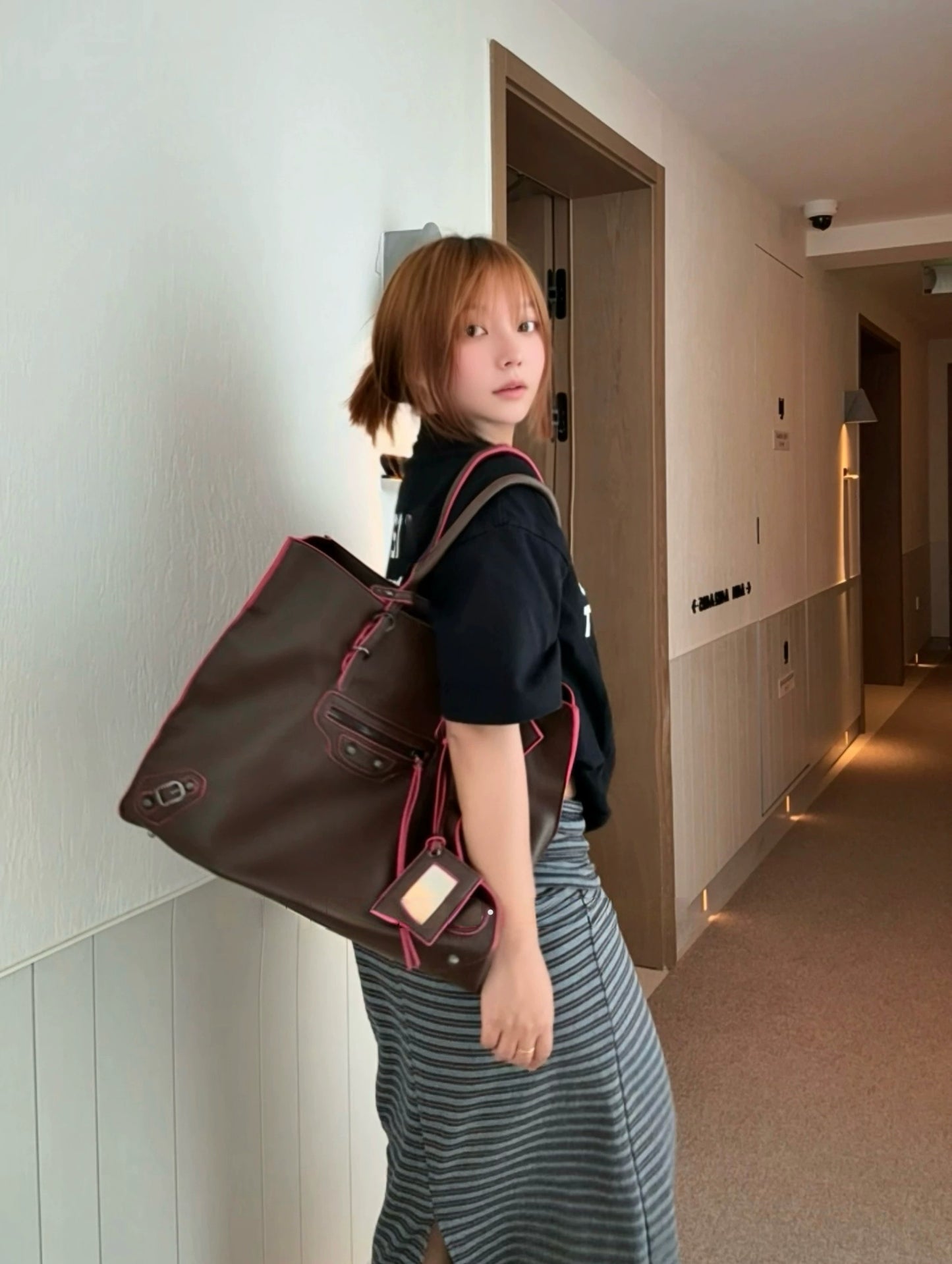棕色×粉色拼接撞色大容量包 X3592