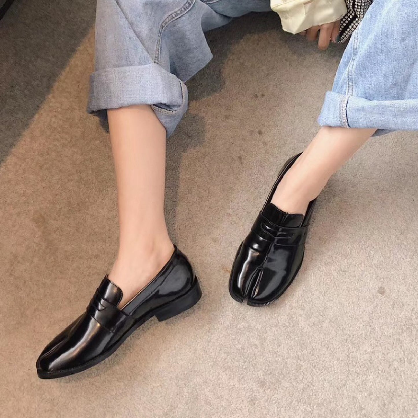 Split toe patent leather loafers X301