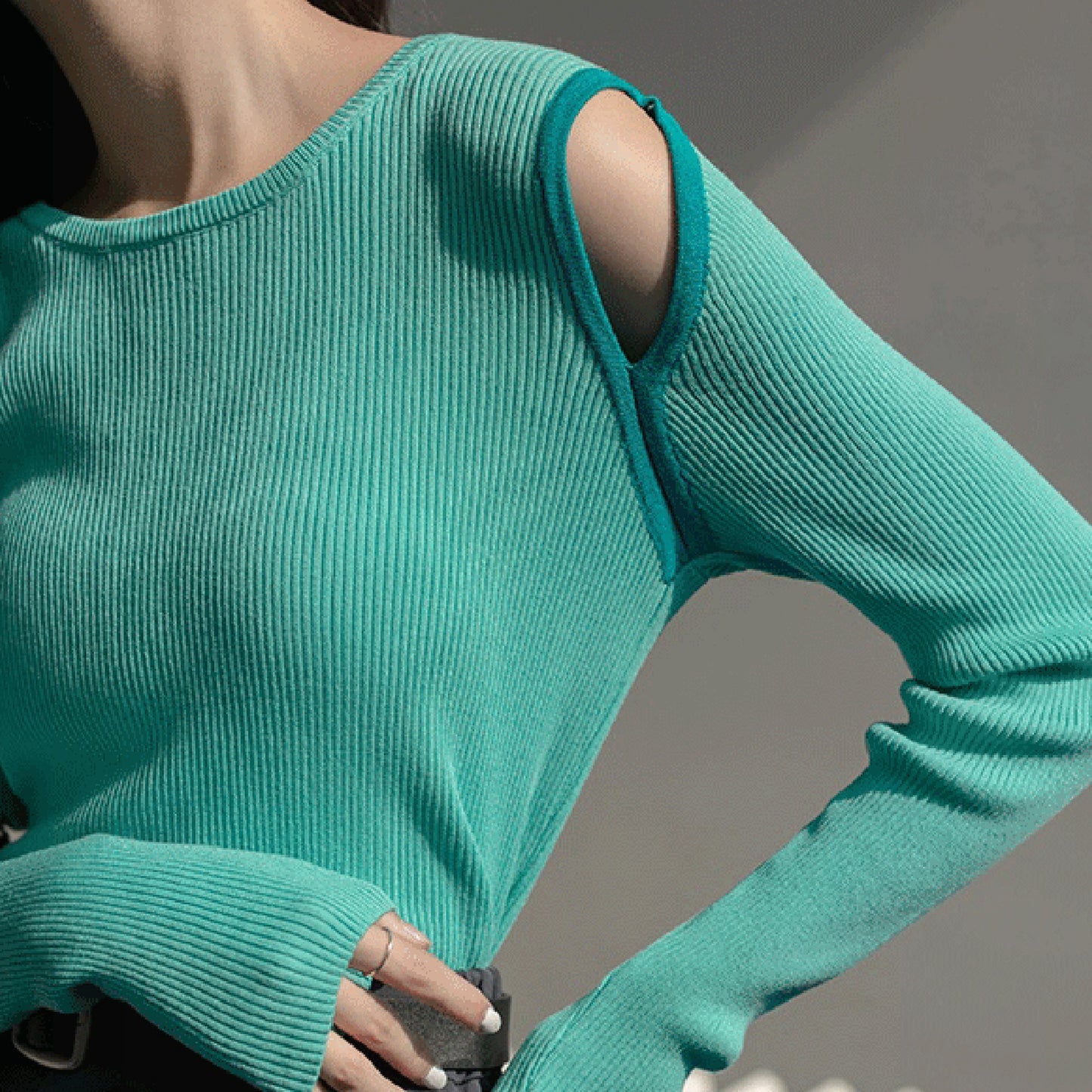 Off shoulder cutout sweater X271